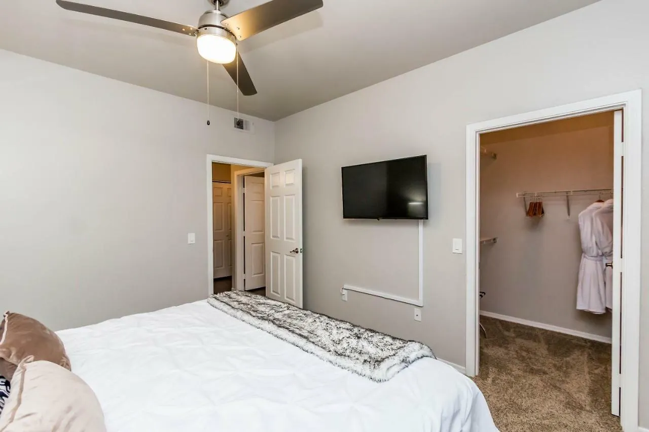 Holiday home 3 Bedroom - Tpc Golf, Shopping & Dining 3 Miles With Parking -1025 Phoenix